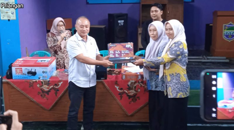 Asep Rahmat Serahkan Laptop untuk Perkuat Posyandu