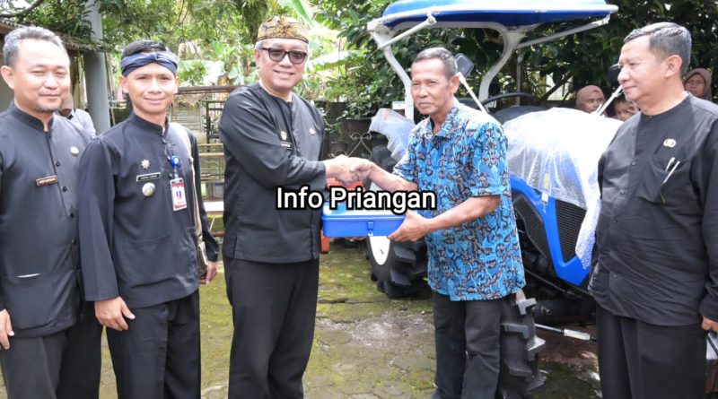 Dana Aspirasi Salurkan Traktor Crawler ke Petani Pataruman