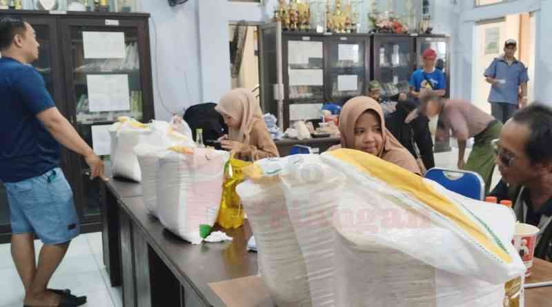 BULOG Salurkan Bantuan Pangan Warga Hegarsari di Banjar